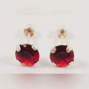 14K Yellow Gold & 5mm Crimson Glass Stud